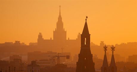 Moskva. V popedí ve Kremlu, v pozadí monumentální budova Lomonosovovy...