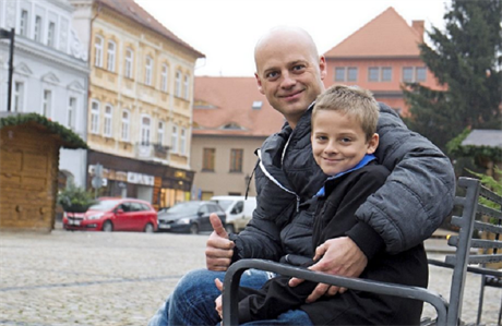 Desetiletý Ondej Dudek, který zachránil po telefonu seniorku, se svým otcem.