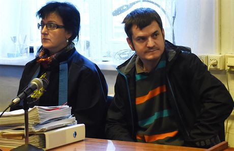 Denis Vinek v jednací síni Krajského soudu v Ostrav se svou advokátkou. (23....