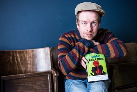 Irský spisovatel Kevin Barry se svou knihou U nás v Bohan