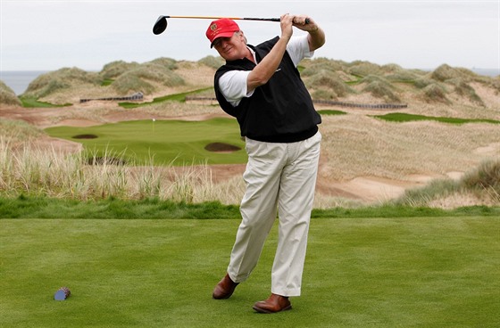 Donald Trump ve svém golfovém klubu u skotského Aberdeenu (20. ervna 2011)