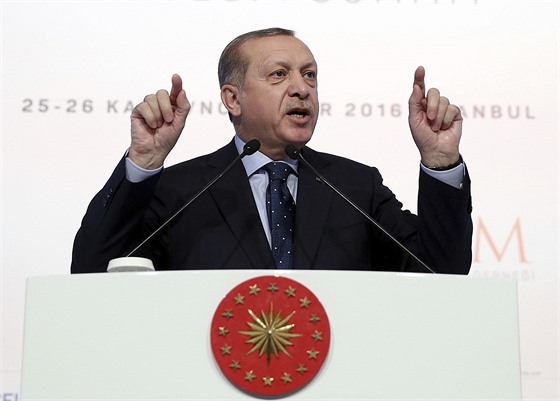 Turecký prezident Recep Tayyip Erdogan pi konferenci na téma eny a právo...