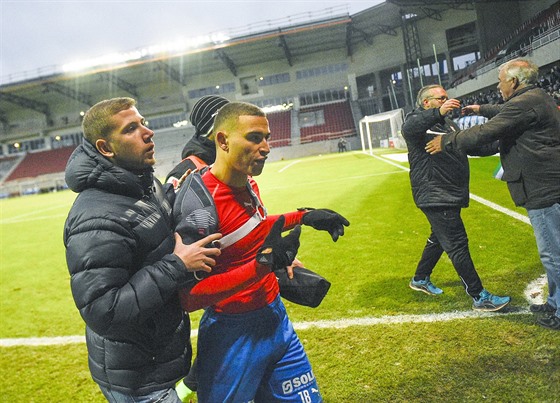 RADI RYCHLE PRY. Poadatelé odvádí ze hit Jordana Larssona, syna trenéra...