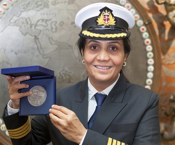 Kapitánka Radhika Menonová pevzala v pondlí v Londýn jako první ena cenu za...