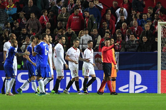 PENALTA PRO JUVENTUS. Rozhodí Mark Clattenburg ukázal na znaku pokutového...