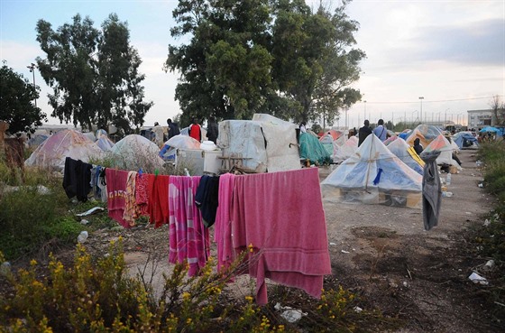 Uprchlíci ijí v sicilském táboe Campobello di Mazara v improvizovaných...