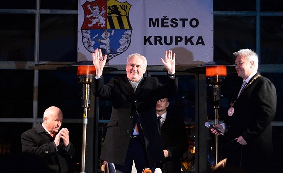 Prezidentu Miloi Zemanovi na pt set místních opakovan tleskalo.