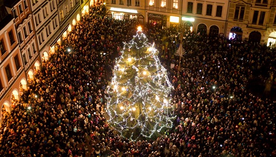 V centru Liberce se slavnostn rozsvítil vánoní strom (27. listopadu 2016)