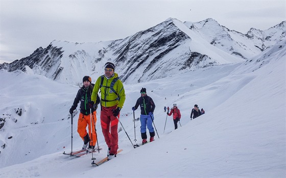 Horský vdce Gabo Adamec vede naí skupinku po znaené ski touringové trase