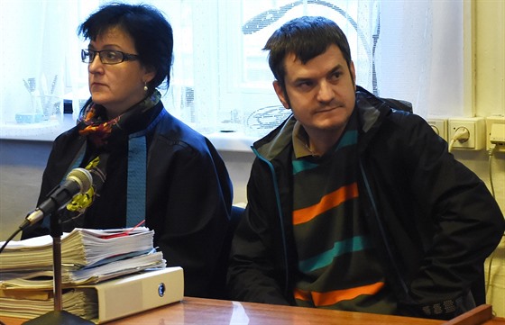 Denis Vinek v jednací síni Krajského soudu v Ostrav se svou advokátkou. (23....