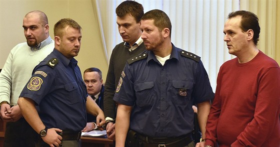 Obalovaní Simon Baier (vlevo), Michal Cvan (tetí zleva) a Jozef Minár...