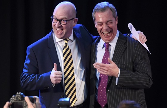 Nový éf britské euroskeptické strany UKIP Paul Nuttall (vlevo) s odcházejícím...