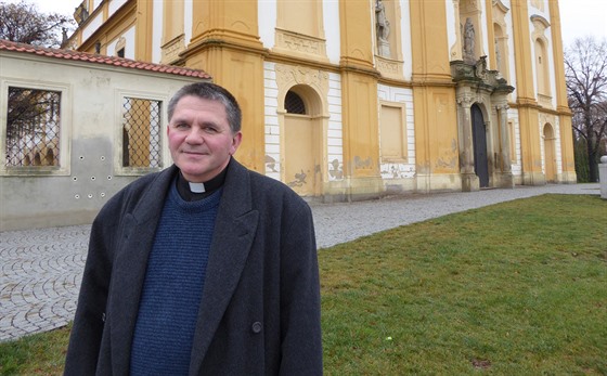 Páter Jan Kornek ped budovou barokního kostela v Dubu nad Moravou, kde psobí...