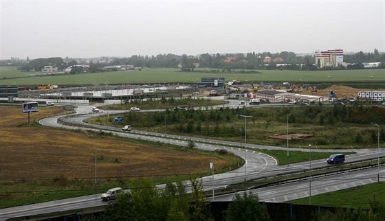 Snímek z roku 2007 zachycující dokonování konené stanice metra C v Letanech.