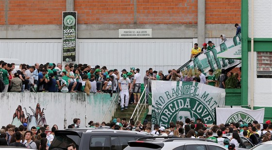 Fanouci Chapecoense se scházejí na stadionu, aby uctili památku hrá, kteí...