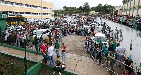 Fanouci Chapecoense se scházejí na stadionu, aby uctili památku hrá, kteí...