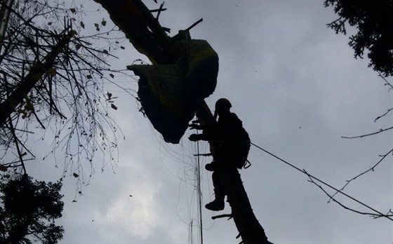 Snímek ze záchrany paraglidisty o obce Milenov na Perovsku (20. listopad 2016)