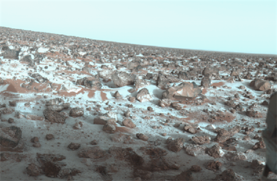 Povrch Utopia Planitia na snímku sondy Viking 2 z 18. ervna 1979. Bílá vrstva...