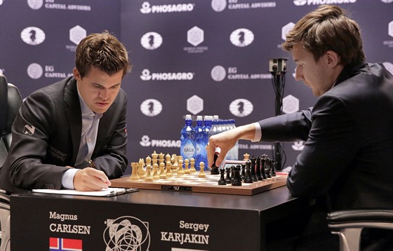 Magnus Carlsen a Sergej Karjakin v boji o titul achového mistra svta.