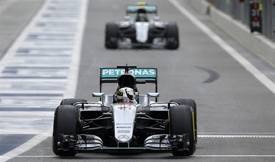 Lewis Hamilton a za ním Nico Rosberg pi tréninku na Velkou cenu Abú Zabí.