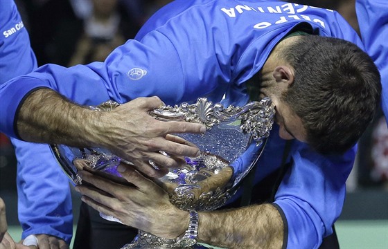 KONEN JSI MJ. Juan Martín del Potro objímá slavnou trofej po vítzství...