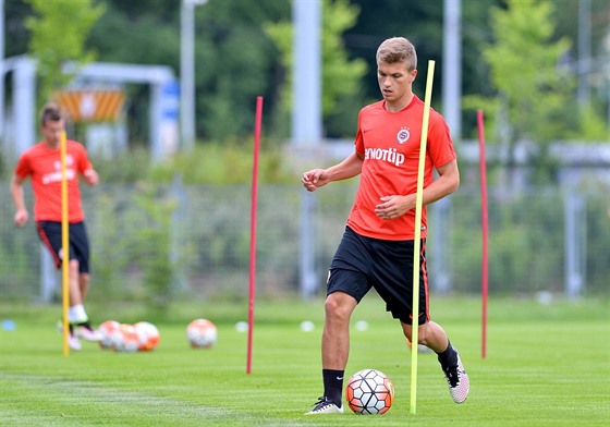 Talentovaný sparanský fotbalista Zinedin Mustedanagi na tréninku. Ve stedu odpoledne pomohl k výhe svého týmu jedním gólem.