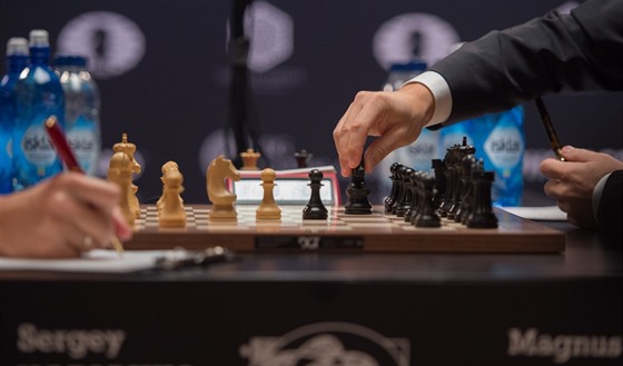 Norský obhájce titulu Magnus Carlsen táhne erným konm, ruský vyzyvatel Sergej...