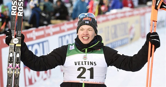 Finský bec na lyích IIvo Niskanen se raduje v cíli závodu na 15 kilometr...