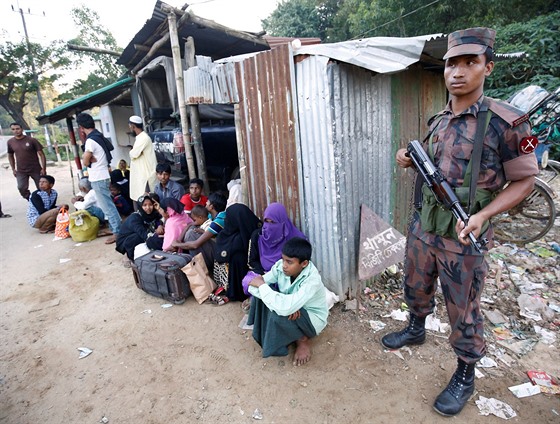 Tisíce barmských muslim utíkají do sousední Bangladée. Ta vak zpísnila...