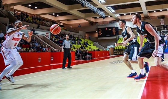 Zack Wright (vlevo) z AS Monaco si chystá stelu na nymburský ko, brání ho...