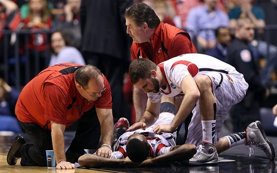 Kevin Ware z Louisville si v zápase s Duke okliv zlomil nohu, utuje ho...