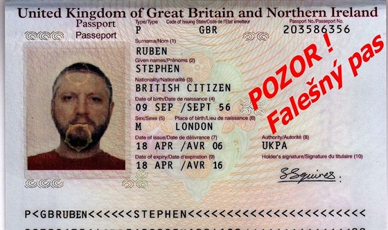 Falený britský pas, kterým se na internetu prokazuje podvodník prodávající...