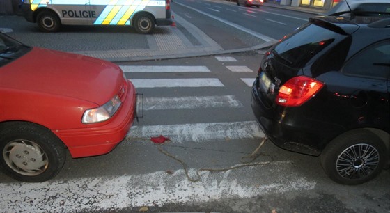 Tané lano, které cyklista v centru Hradce Králové zejm pehlédl.