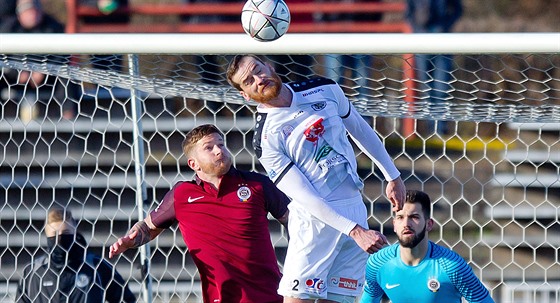 Hradecký Jakub Chleboun (v bílém) ped sparanskou brankou, hlídá ho stoper...