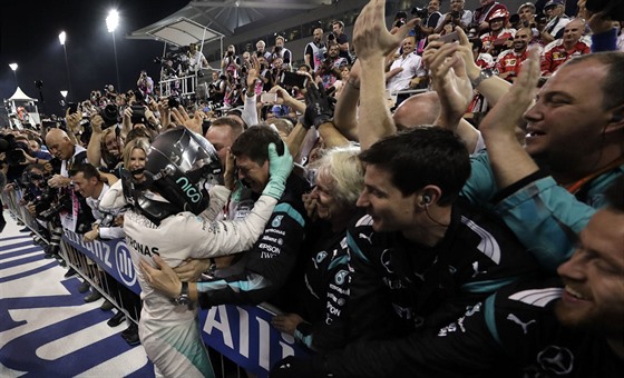 JSEM VÁ, DKUJU! Nico Rosberg slaví premiérový titul mistra svta ve formuli 1.