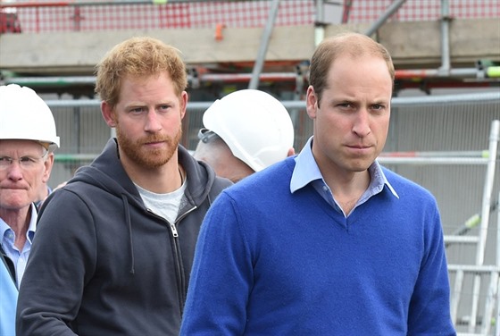Princ Harry a princ William (Manchester, 23. záí 2015)