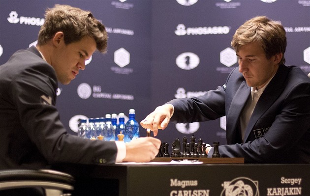 Magnus Carlsen a Sergej Karjakin v souboji o titul šachového mistra světa.