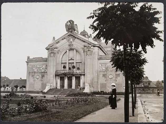 Mstské divadlo v Pardubicích na fotografii z let 1914 a 1915 od neznámého...