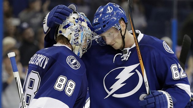 Andrej Šustr a brankář Andrej Vasilevskij slaví vítězství svého týmu Tampa Bay... Andrej Šustr a brankář Andrej Vasilevskij slaví vítězství svého týmu Tampa Bay...