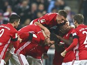 Fotbalist Bayernu Mnichov se raduj z vedouc branky v ligovm utkn proti...