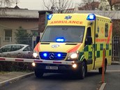 Záchranáři převážejí pětiměsíčního chlapce nakaženou plicní tuberkulozou. Záchranáři převážejí pětiměsíčního chlapce nakaženou plicní tuberkulozou.