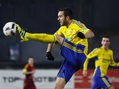 Zlínský Haris Harba si zpracovává míč v zápase proti Dukle Praha. Zlínský Haris Harba si zpracovává míč v zápase proti Dukle Praha.