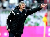 Karvinský trenér Jozef Weber udílí pokyny svým svěřencům. Karvinský trenér Jozef Weber udílí pokyny svým svěřencům.