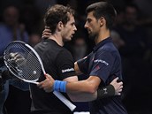 HOCHU, GRATULUJU. Novak Djokovi (vpravo) blahopeje Andy Murraymu k triumfu na...