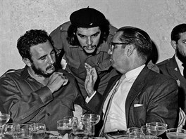 Revolucioná a dlouholetý prezident Kuby Fidel Castro (vlevo) spolu s Che...