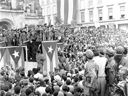 Revolucioná Fidel Castro promlouvá k davu ped prezidentským palácem v Havan...