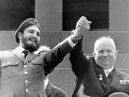 Fidel Castro na fotce z roku 1963 s tehdejím tajemníkem komunistické strany...