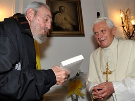 Fidel Castro a pape Benedict XVI na setkání v Havan v roce 2012.