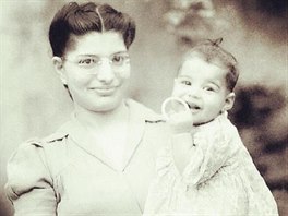 Freddie Mercury se svou matkou v roce 1946