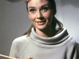 Bílý svetík Holly Golightlyové, kterou ve Snídani u Tiffanyho (1961) ztvárnila...